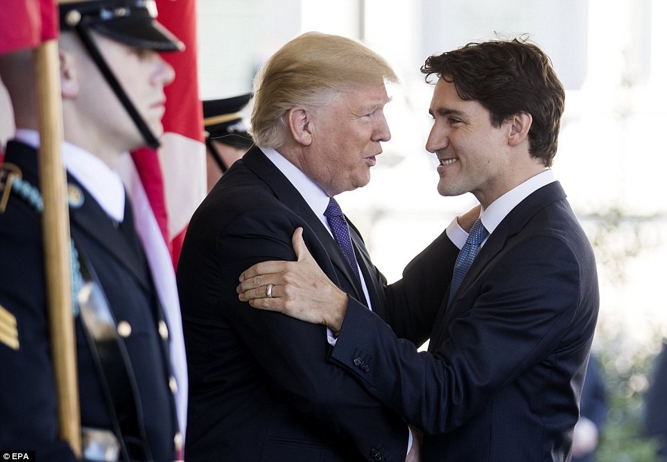  Thủ tướng Canada Justin Trudeau tới Thủ đô Washington vào sáng 13/2 (tức đêm theo giờ Việt Nam), bắt đầu chuyến thăm chính thức Mỹ. Ảnh: Tân Tổng thống Mỹ Donald Trump ra đón Thủ tướng Canada Trudeau ở cánh phía tây Nhà Trắng. Ảnh Daily Mail